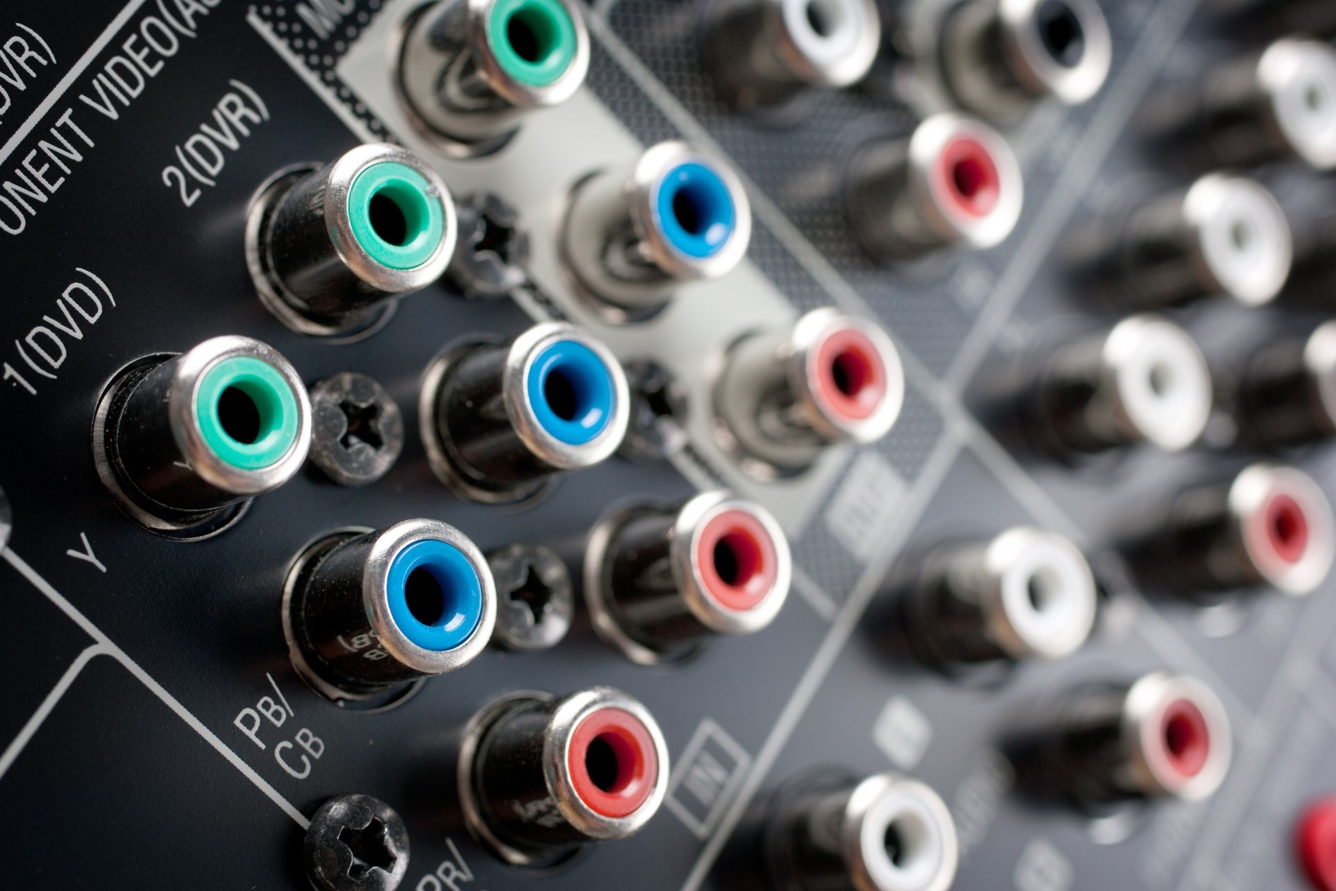 Can digital feedback eliminators be used in conjunction with other audio processing equipment such as equalizers or compressors?