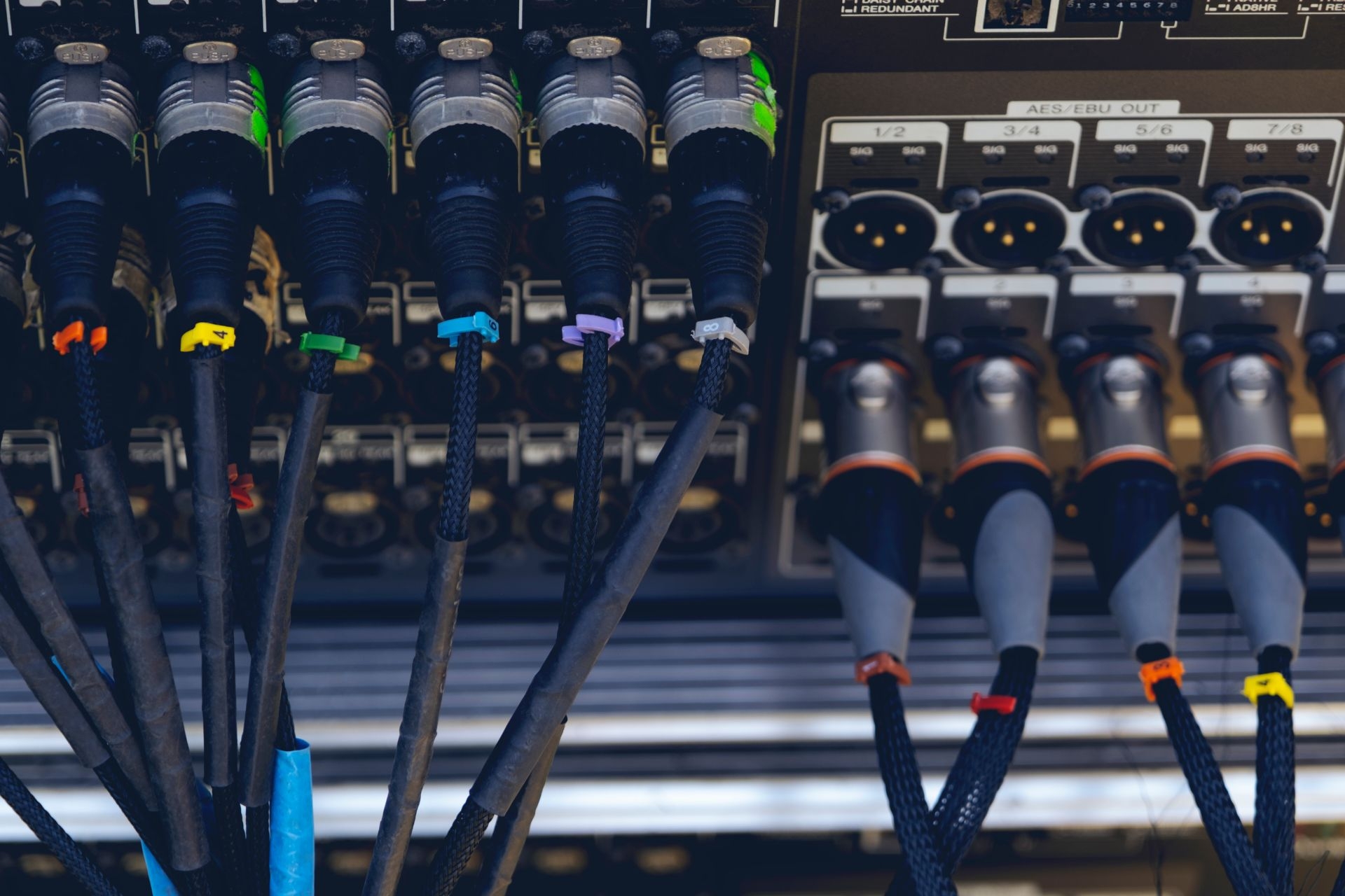 What are some common troubleshooting issues that users may encounter when using rack-mounted audio recorders, and how can they be resolved?