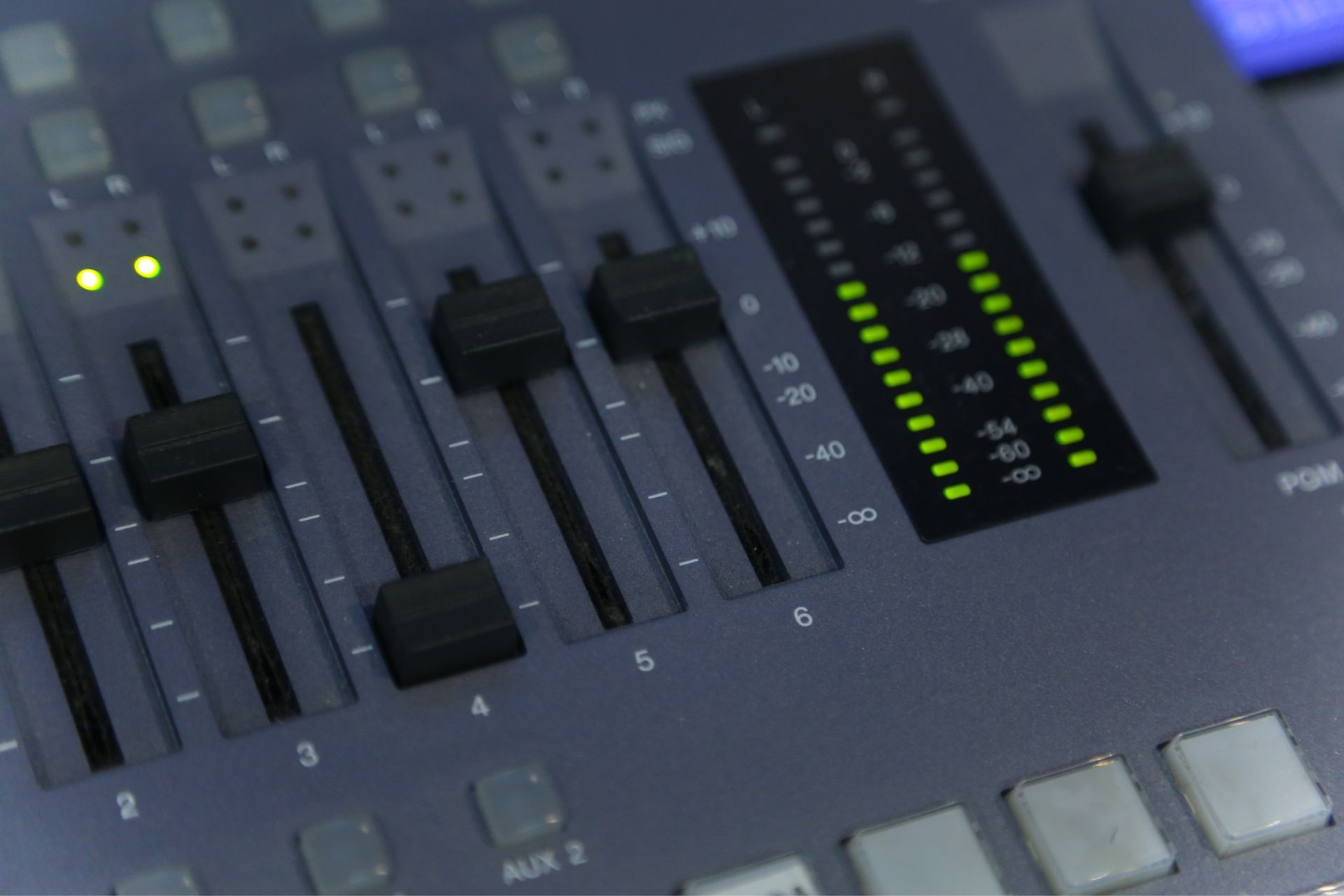 How does sound reinforcement software handle feedback suppression to prevent audio distortion?